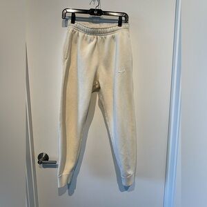NIKE Sportswear Club Fleece Jogger in cream - size small